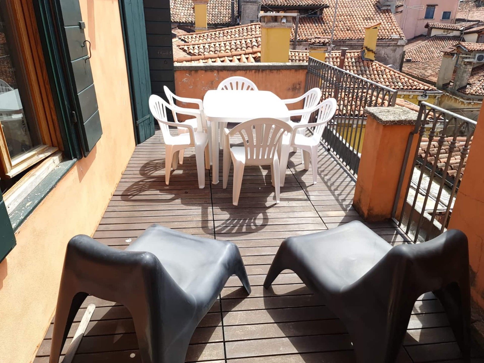 La terrazza — Tavolo e sedie per la colazione all'aperto