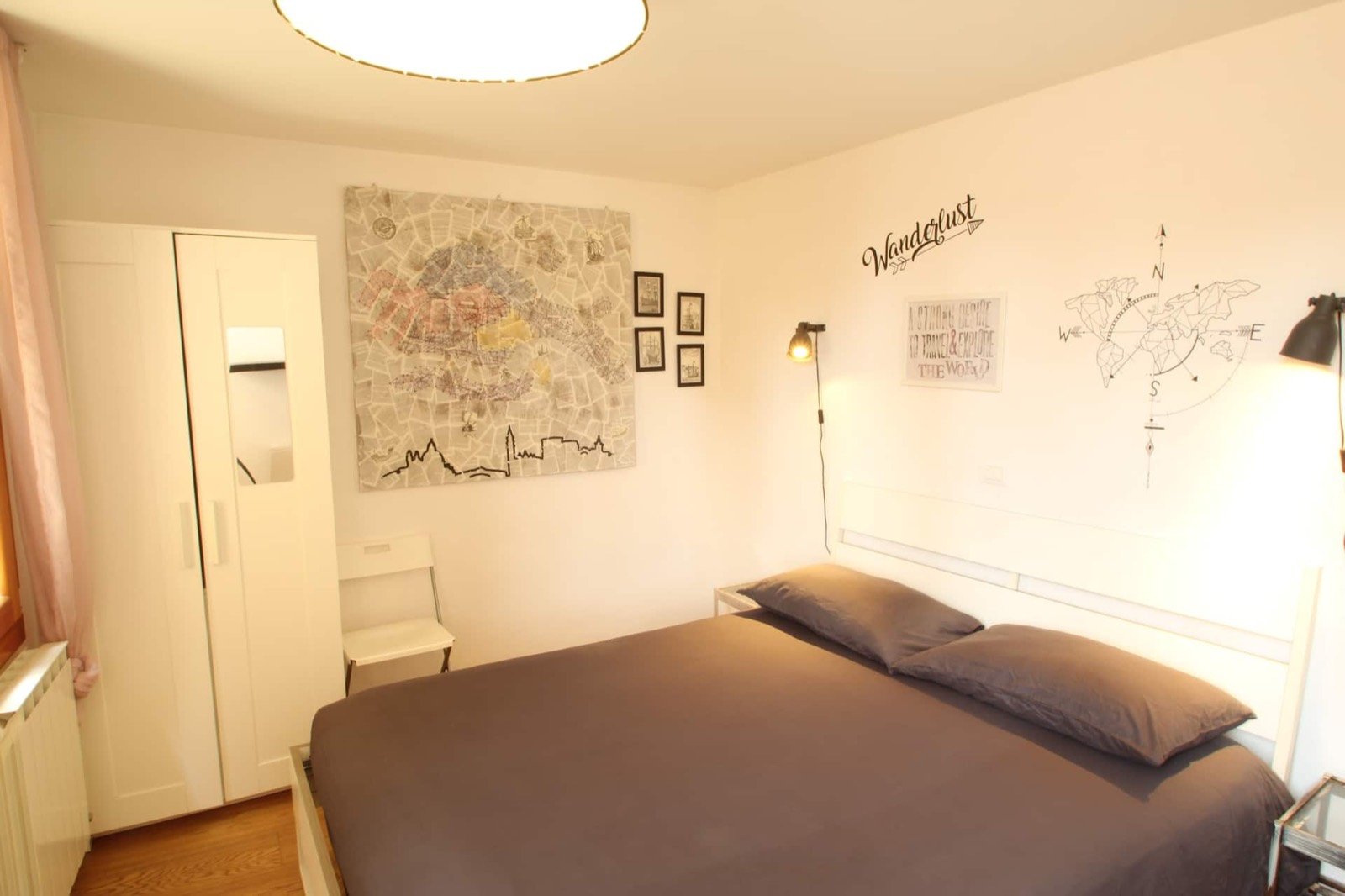 Camera 2 — Letto matrimoniale, armadio e angolo scrittoio
